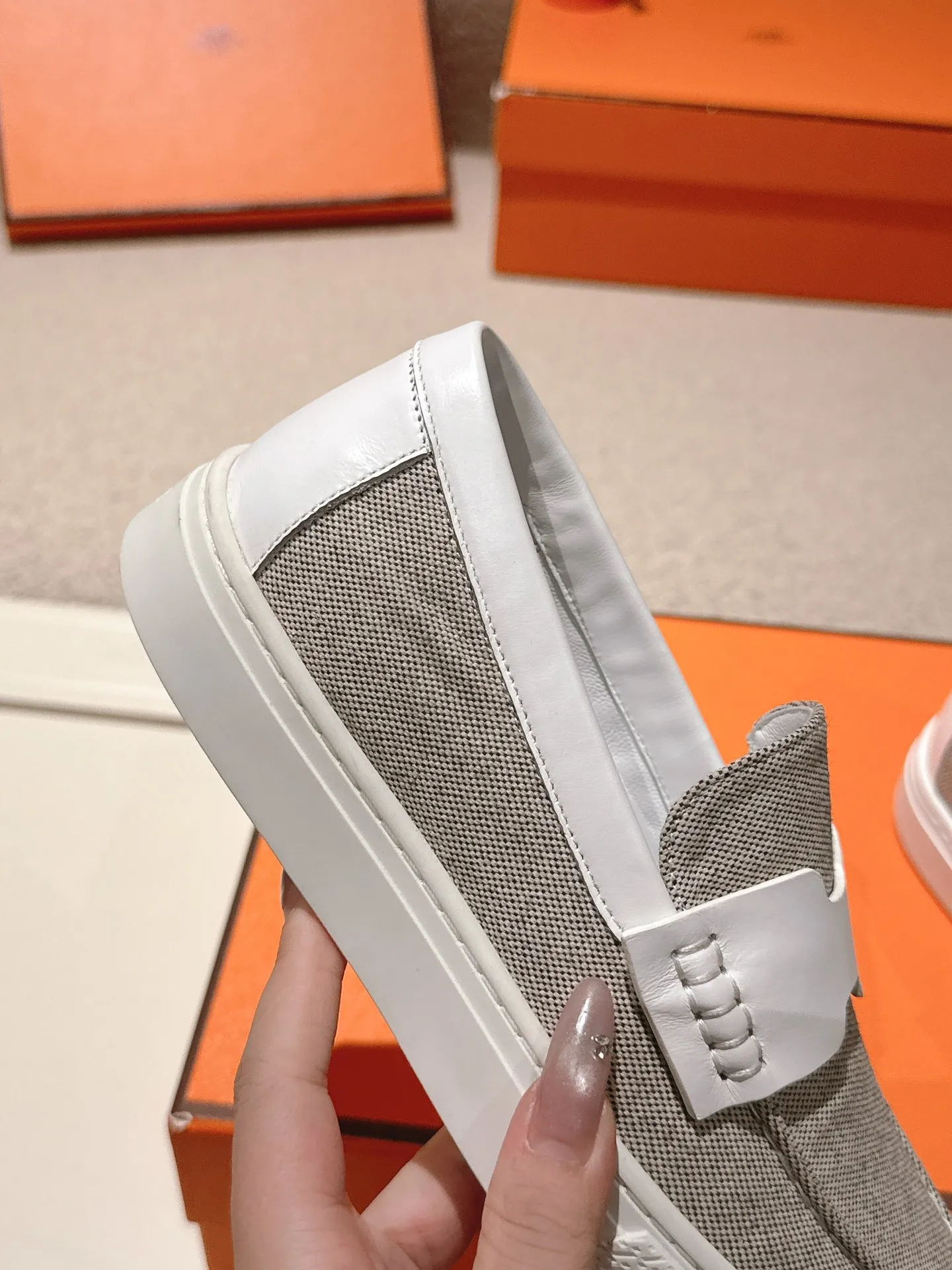 Men's men's shoes P620! Hermes# Thick Sole Couple Loafers These lace-up free sneakers in calfskin and washed denim feature signature "H" details. The design is simple and smooth, creating a fashionable urban look. It is comfortable and versatile. H family classics are not outdated, and the delivery counter is beautifully packaged🛍📦 Fabric: Original customized washed denim/first-layer cowhide Lining: Imported soft sheepskin Sole: Original open-molded anti-slip TPU material Size: 35-45